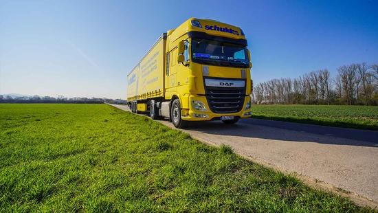 lkw-daf-aufleger-seitlich